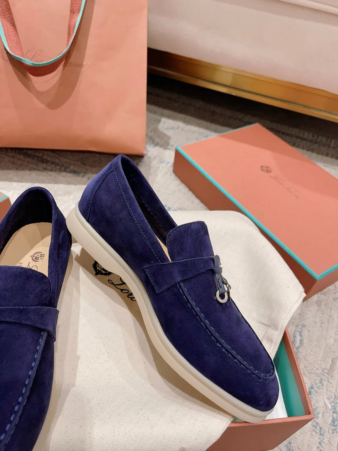 Factory price: 520💰4050 new color. Original purchase, 1⃣️: 1⃣️ folded and developed, Loro Piana professional model to try on feet, quality purchase level, flash sale of common products on the market, welcome to compare, original packaging. Fabric: Imported from Italy🐑High mercerized shearling, Lining: Hand-sewn mark thread in water-dyed cowhide imported from Italy🧵, high-end and elegant. Comfortable on the feet. Size: Women's 35-42 (41, 42) customized, non-returnable, men's 38-45 (46, 47, 48) customized, non-refundable. Fashionable boutiques that you can’t miss, a must-have item